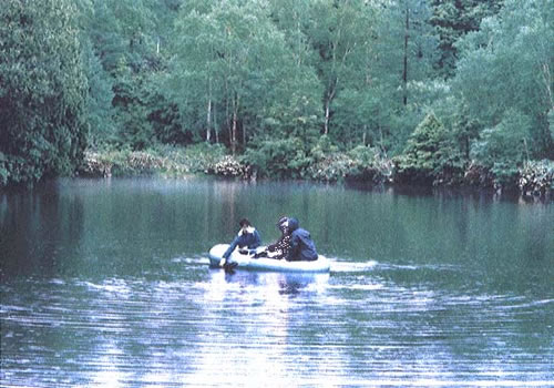 山地の湖沼での調査（提供：小倉 紀雄）